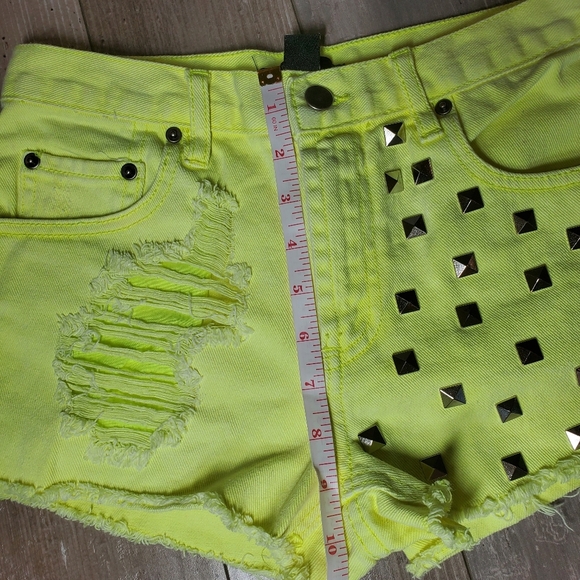 Forever 21 Bright Yellow Studded Distressed Jean Shorts Bootie Shorts Size 26 - Picture 5 of 16